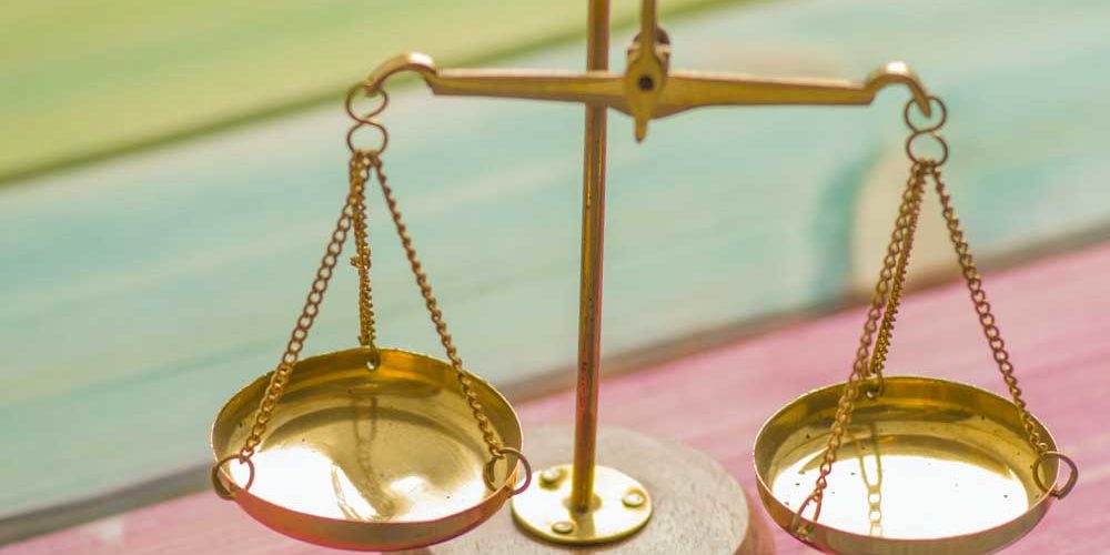 Dois pesos e duas medidas veja o significado e a origem da expressão